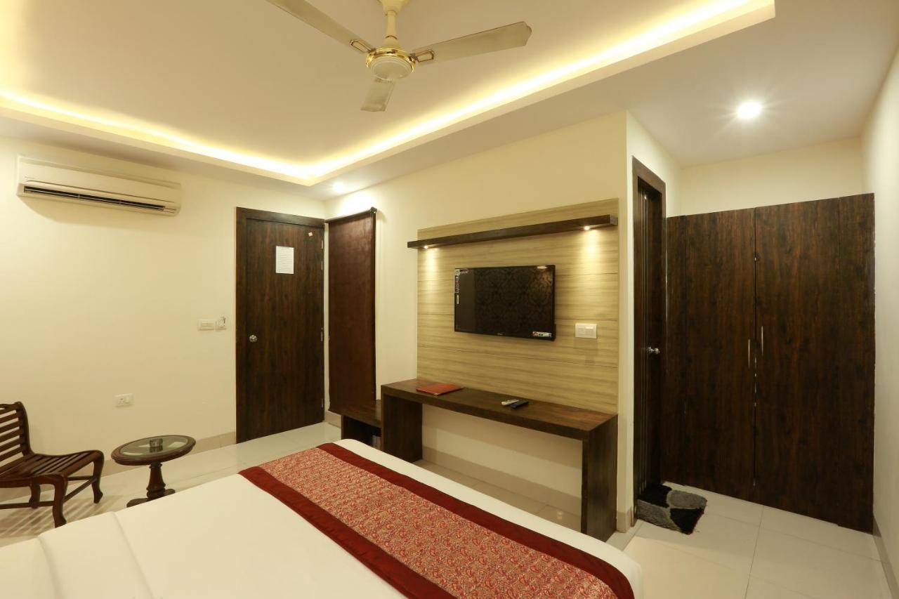 Travel Inn At Delhi Airport Ню Делхи Екстериор снимка